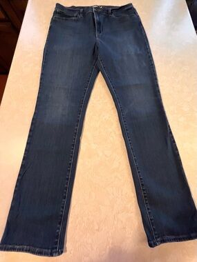 Women’s Levi’s Blue Straight Leg Jeans. 724 High Rise Straight size 33x32
